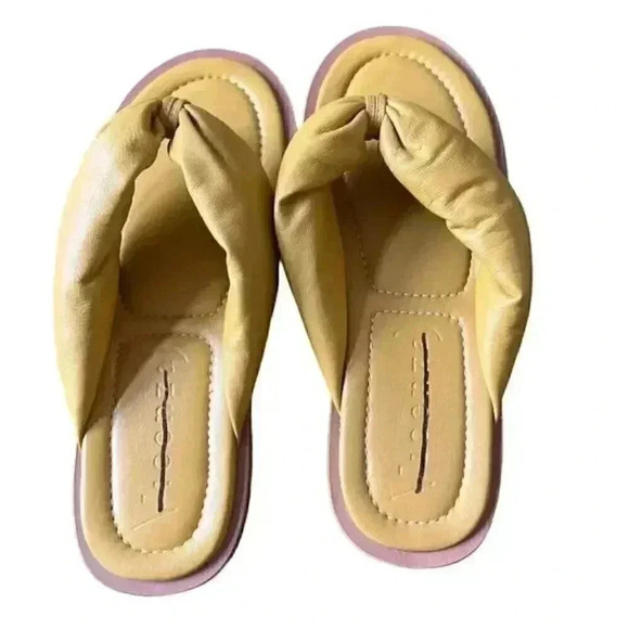 NEW Free People Vicenza Puffy Thong Sandals Flip Flops in Yellow - Picture 4 of 4